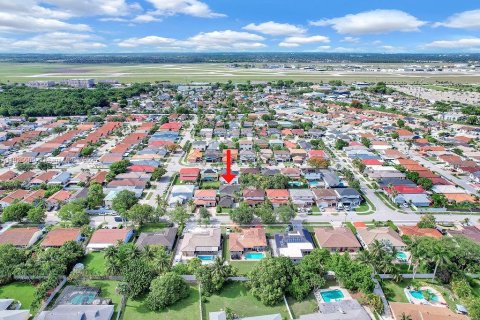 Casa en venta en Miami, Florida, 4 dormitorios, 220.83 m2 № 1934159 - foto 9