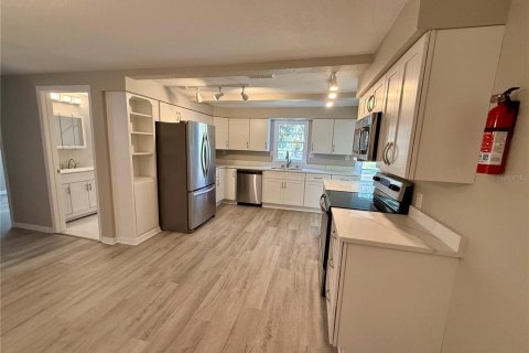 Villa ou maison à louer à Dover, Floride: 4 chambres, 179.86 m2 № 2116201 - photo 7