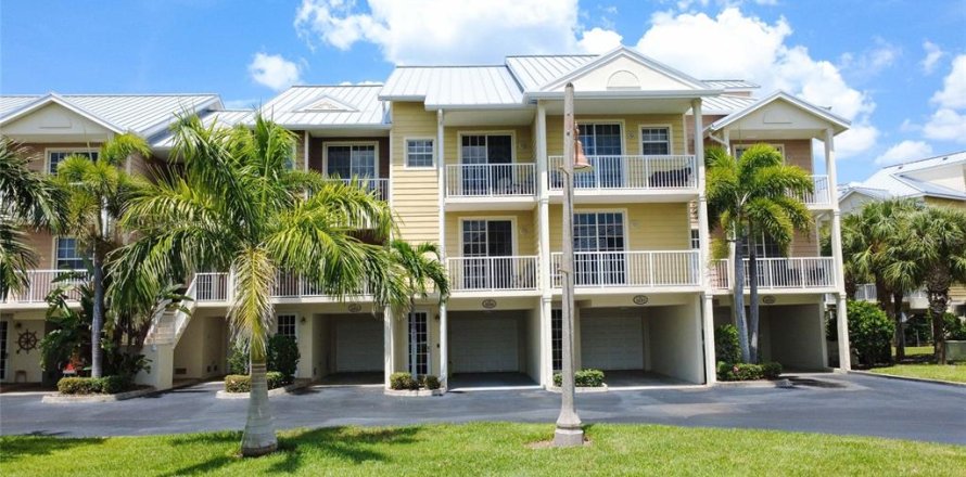 Townhouse in Ruskin, Florida 3 bedrooms, 131.64 sq.m. № 2216183
