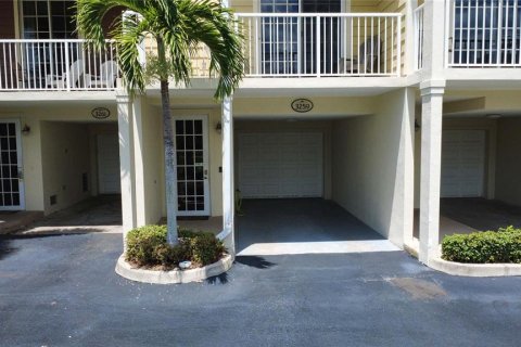 Townhouse in Ruskin, Florida 3 bedrooms, 131.64 sq.m. № 2216183 - photo 2