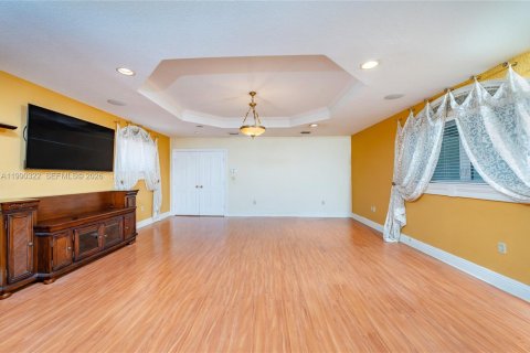 Casa en venta en Miami Springs, Florida, 5 dormitorios, 283.44 m2 № 2058040 - foto 27