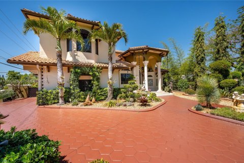 Casa en venta en Miami Springs, Florida, 5 dormitorios, 283.44 m2 № 2058040 - foto 2