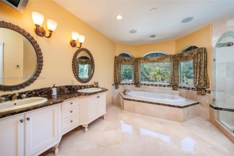 Casa en venta en Miami Springs, Florida, 5 dormitorios, 283.44 m2 № 2058040 - foto 25