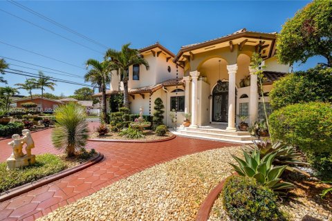 Casa en venta en Miami Springs, Florida, 5 dormitorios, 283.44 m2 № 2058040 - foto 4