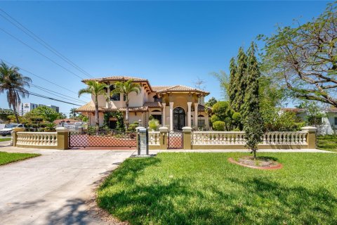 Casa en Miami Springs, Florida 5 dormitorios, 283.44 m2 № 2058040
