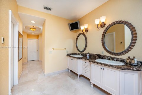 Casa en venta en Miami Springs, Florida, 5 dormitorios, 283.44 m2 № 2058040 - foto 24