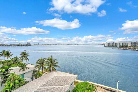 Copropriété à louer à Miami Beach, Floride: 2 chambres, 130.99 m2 № 1921485 - photo 30