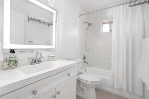 Купить виллу или дом в Корал-Гейблс, Флорида 4 спальни, 219.34м2, № 1957523 - фото 19