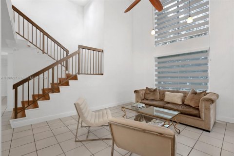 Купить виллу или дом в Корал-Гейблс, Флорида 4 спальни, 219.34м2, № 1957523 - фото 5