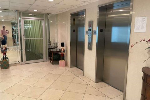 Condo in Fort Lauderdale, Florida, 2 bedrooms  № 1991023 - photo 8