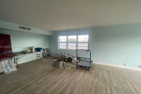 Condo in Fort Lauderdale, Florida, 2 bedrooms  № 1991023 - photo 13