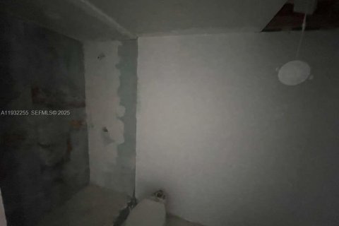 Condo in Fort Lauderdale, Florida, 2 bedrooms  № 1991023 - photo 25