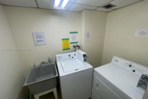 Condo in Fort Lauderdale, Florida, 2 bedrooms  № 1991023 - photo 30