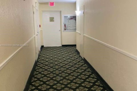 Condo in Fort Lauderdale, Florida, 2 bedrooms  № 1991023 - photo 29
