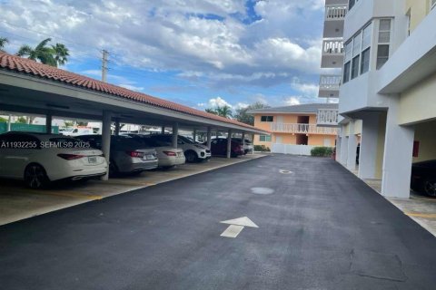 Condo in Fort Lauderdale, Florida, 2 bedrooms  № 1991023 - photo 3