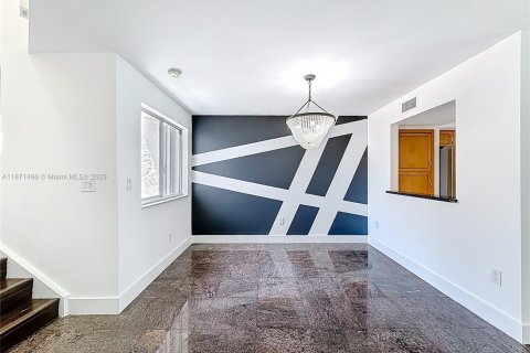 Townhouse in Aventura, Florida 4 bedrooms, 265.42 sq.m. № 1920216 - photo 13