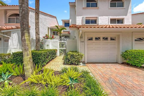 Townhouse in Aventura, Florida 4 bedrooms, 265.42 sq.m. № 1920216 - photo 4