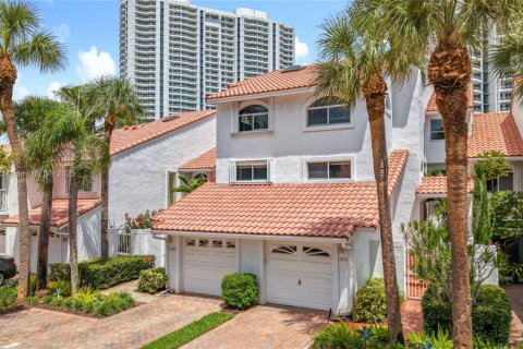 Townhouse in Aventura, Florida 4 bedrooms, 265.42 sq.m. № 1920216 - photo 1