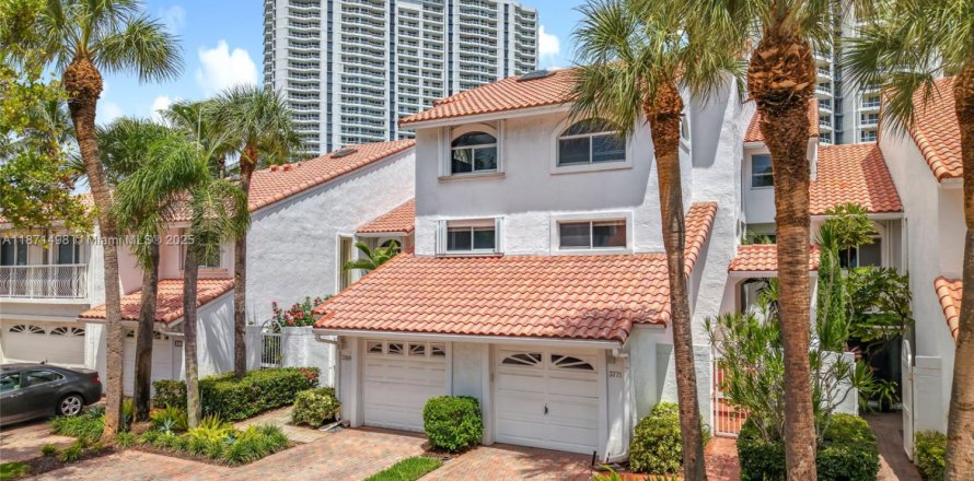 Townhouse in Aventura, Florida 4 bedrooms, 265.42 sq.m. № 1920216
