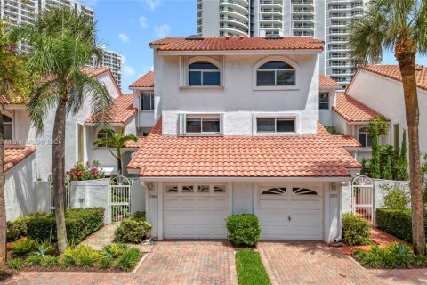 Townhouse in Aventura, Florida 4 bedrooms, 265.42 sq.m. № 1920216 - photo 2