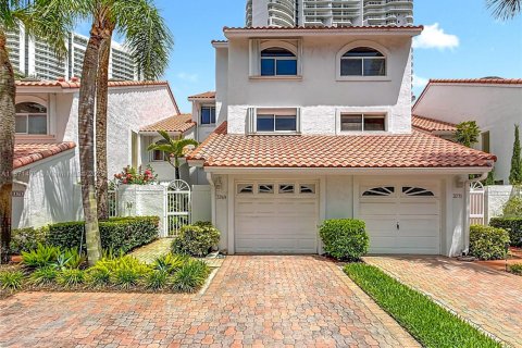 Townhouse in Aventura, Florida 4 bedrooms, 265.42 sq.m. № 1920216 - photo 5