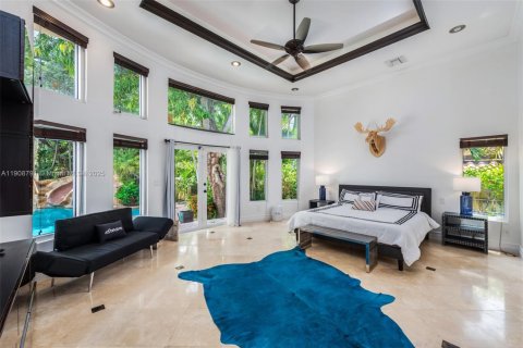 House in Miami, Florida 6 bedrooms, 584.17 sq.m. № 2012846 - photo 13