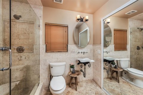 House in Miami, Florida 6 bedrooms, 584.17 sq.m. № 2012846 - photo 30