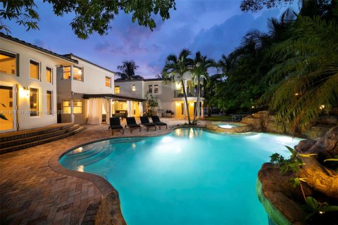 House in Miami, Florida 6 bedrooms, 584.17 sq.m. № 2012846 - photo 2