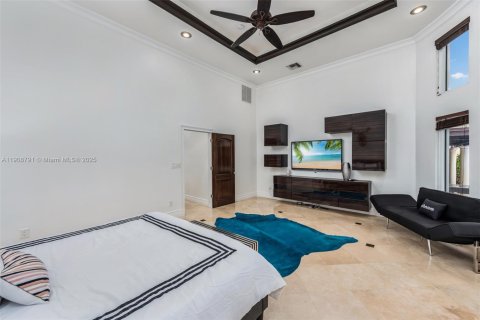 House in Miami, Florida 6 bedrooms, 584.17 sq.m. № 2012846 - photo 15