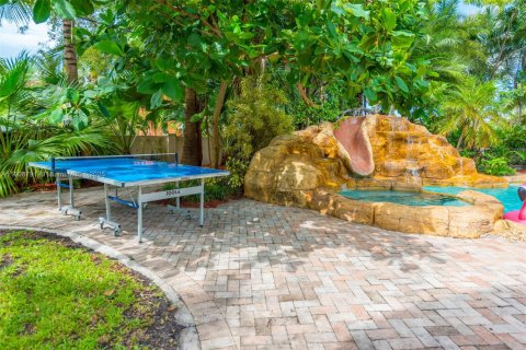 House in Miami, Florida 6 bedrooms, 584.17 sq.m. № 2012846 - photo 5