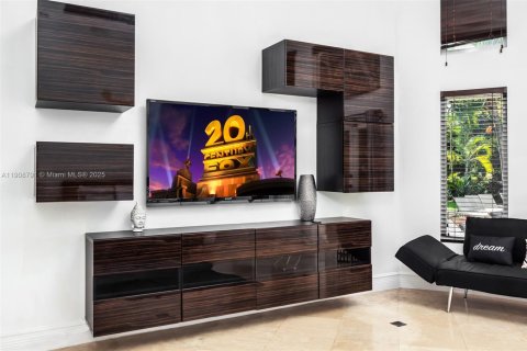 House in Miami, Florida 6 bedrooms, 584.17 sq.m. № 2012846 - photo 16