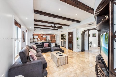 House in Miami, Florida 6 bedrooms, 584.17 sq.m. № 2012846 - photo 8