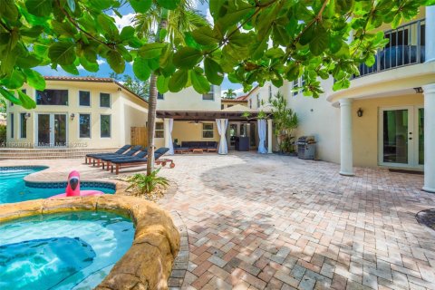 House in Miami, Florida 6 bedrooms, 584.17 sq.m. № 2012846 - photo 4