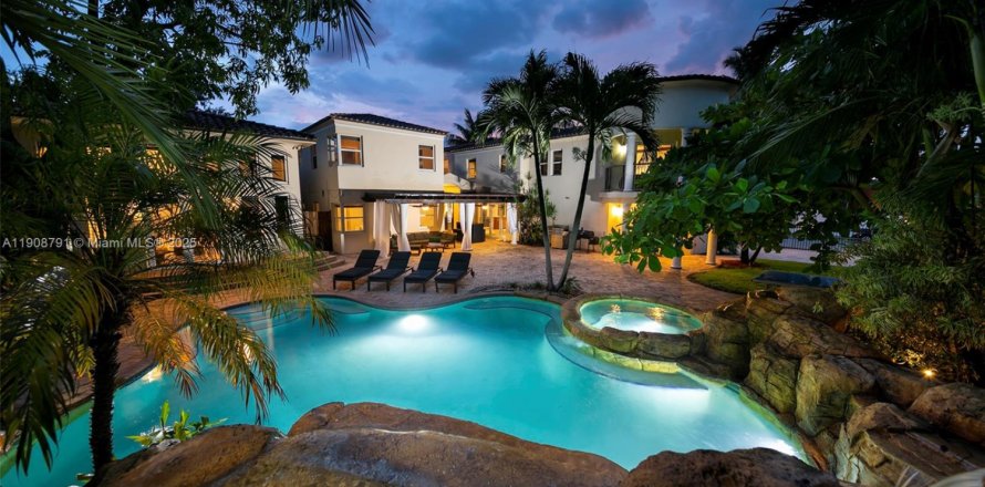 House in Miami, Florida 6 bedrooms, 584.17 sq.m. № 2012846