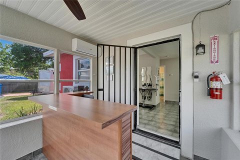 Commercial property in Brandon, Florida 171.13 sq.m. № 2206143 - photo 10