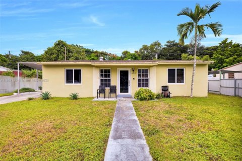 Casa en venta en Miami, Florida, 3 dormitorios, 136.57 m2 № 1881754 - foto 2