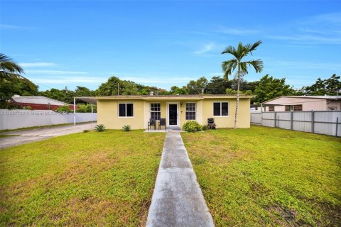 Casa en venta en Miami, Florida, 3 dormitorios, 136.57 m2 № 1881754 - foto 1