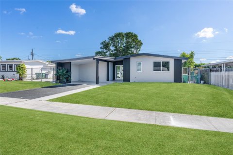 House in Miami Gardens, Florida 3 bedrooms, 126.35 sq.m. № 1973894 - photo 2