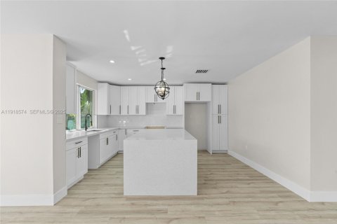 House in Miami Gardens, Florida 3 bedrooms, 126.35 sq.m. № 1973894 - photo 12