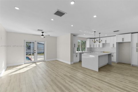 House in Miami Gardens, Florida 3 bedrooms, 126.35 sq.m. № 1973894 - photo 11