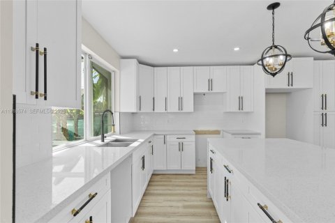 House in Miami Gardens, Florida 3 bedrooms, 126.35 sq.m. № 1973894 - photo 15