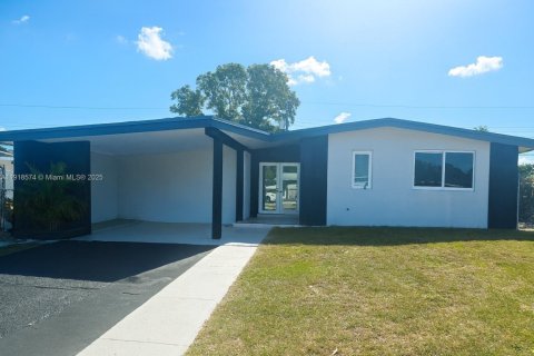 House in Miami Gardens, Florida 3 bedrooms, 126.35 sq.m. № 1973894 - photo 1