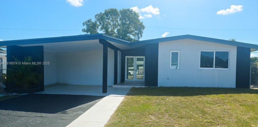 House in Miami Gardens, Florida 3 bedrooms, 126.35 sq.m. № 1973894