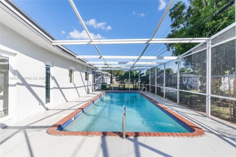 House in Miami Gardens, Florida 3 bedrooms, 126.35 sq.m. № 1973894 - photo 27