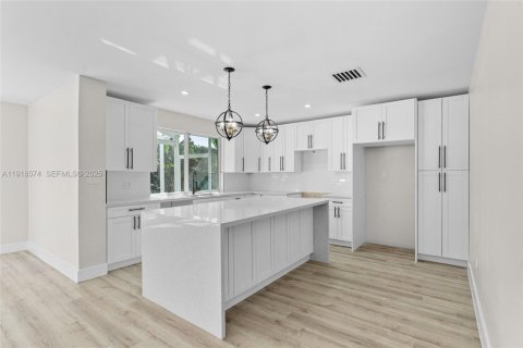 House in Miami Gardens, Florida 3 bedrooms, 126.35 sq.m. № 1973894 - photo 13