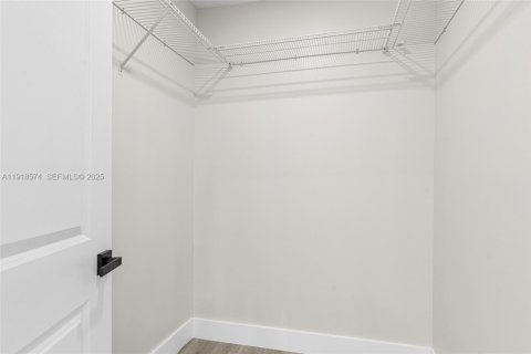 House in Miami Gardens, Florida 3 bedrooms, 126.35 sq.m. № 1973894 - photo 23