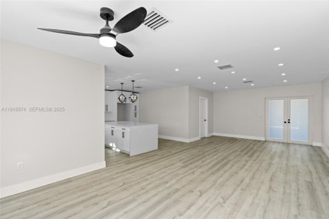 House in Miami Gardens, Florida 3 bedrooms, 126.35 sq.m. № 1973894 - photo 6