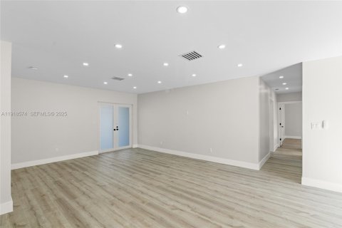 House in Miami Gardens, Florida 3 bedrooms, 126.35 sq.m. № 1973894 - photo 8