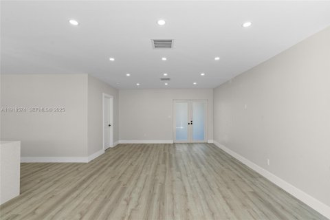 House in Miami Gardens, Florida 3 bedrooms, 126.35 sq.m. № 1973894 - photo 7