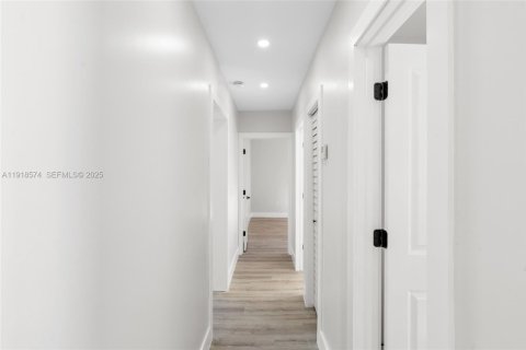 House in Miami Gardens, Florida 3 bedrooms, 126.35 sq.m. № 1973894 - photo 19